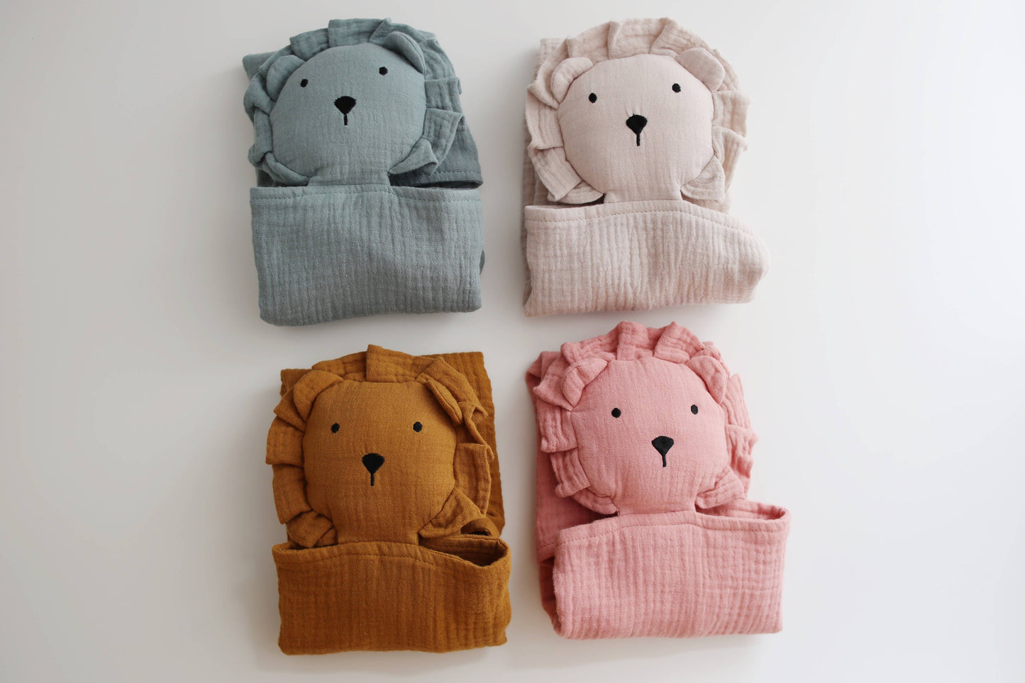 Marlowe & Co - Lion Lovey Blanket in Assorted Colors