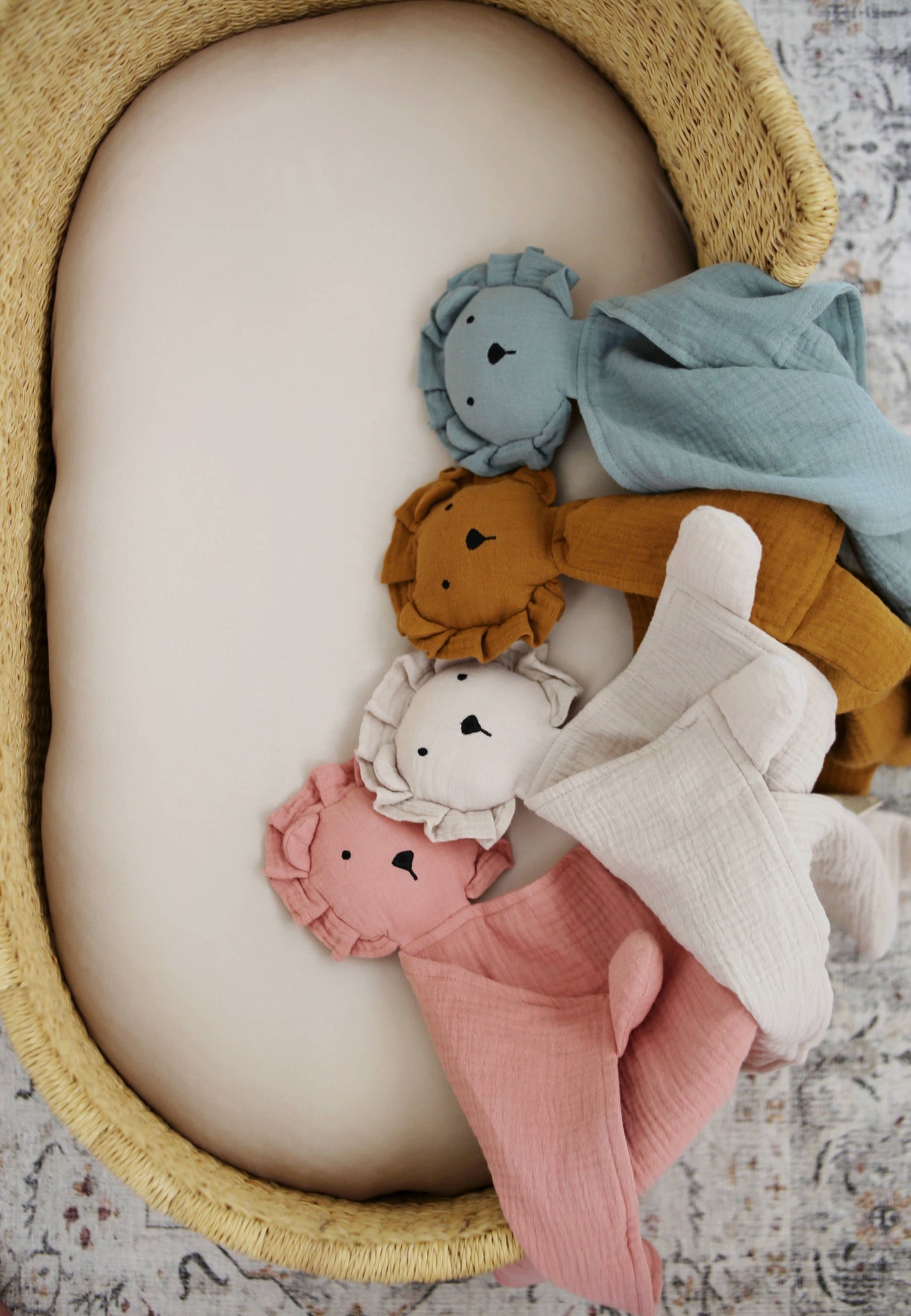 Marlowe & Co - Lion Lovey Blanket in Assorted Colors